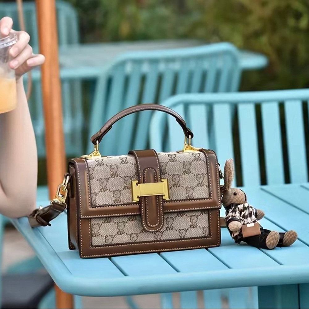 ‼️‼️SOLD OUT Locally ‼️‼️Bear Print Flap Shoulder Bag, Crossbody,Top Handle - Picture 4 of 5